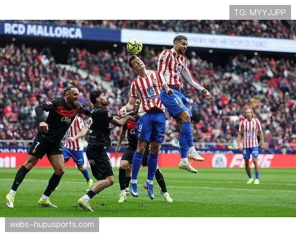 特写:生涯首帽!马略卡小将洛佩斯进球后奔向看台与患病母亲相拥 特写:生涯首帽!马略卡小将洛佩斯进球后奔向看台与患病母亲相拥